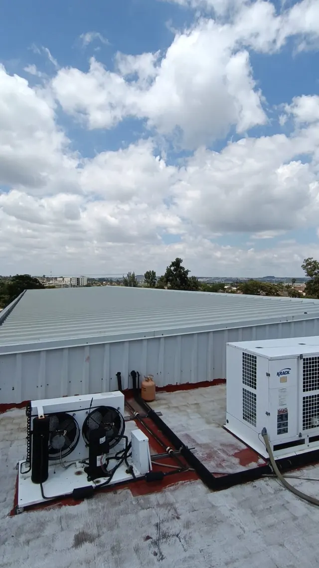 Equipos condensadores de refrigeración instalados en la azotea de la planta.